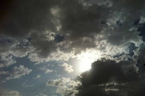 الغيوم تفرض وجودها على 5 مناطق ورياح مغبرة بوسط المملكة