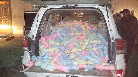 شاهد.. "دوريات أمن بيشة" تحبط فجراً تهريب 766 حزمة قات