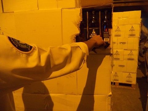 البطحاء.. إحباط تهريب ٢٦ ألف زجاجة خمر داخل إرسالية "صابون"!