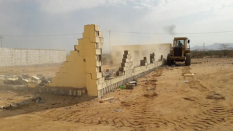 بلدية "بحرة مكة" تزيل 10 أحواش مخالفة وعقوماً ترابية