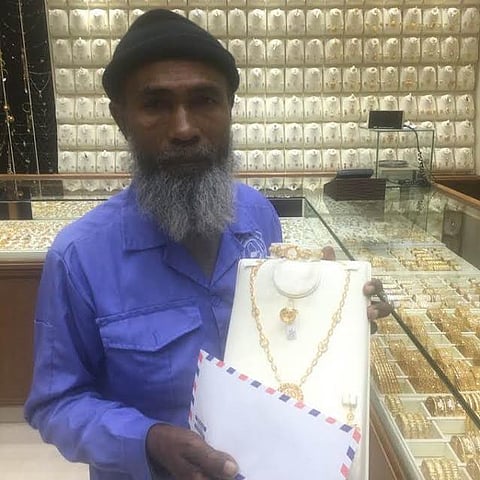 صورة عابرة يبثّها متطفل تنقل وافداً من الفقر إلى الشهرة والهدايا الذهبية