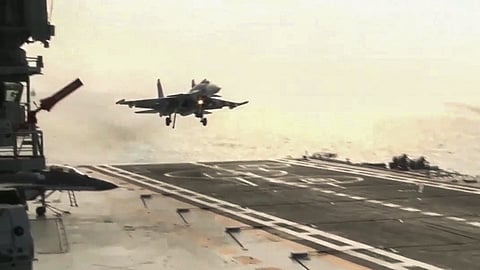 تحطم مقاتلة روسية في عملية هبوط فاشلة على متن حاملة طائرات بسوريا