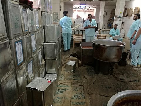 ضبط مصنع مخالف لتحميص المكسرات وطحن البن داخل مستودع كبير بمكة