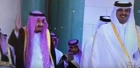 شاهد.. خادم الحرمين يشارك في أداء العرضة خلال مراسم استقباله بالدوحة