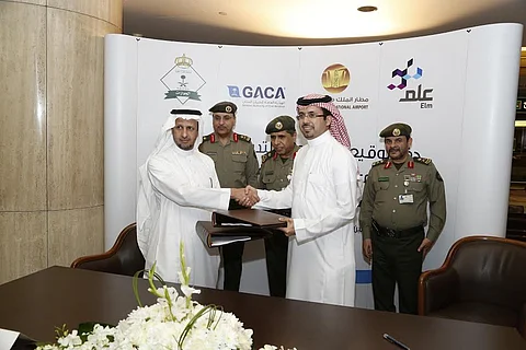 مطار الملك فهد يوقع العقد النهائي لتطوير عمليات "الجوازات" مع "علم"