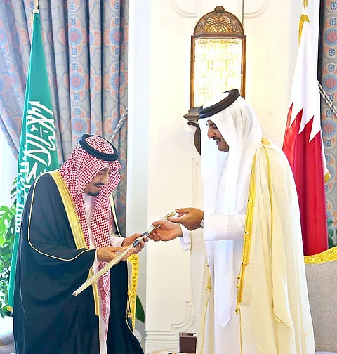 شاهد.. أمير قطر يهدي خادم الحرمَيْن الشريفَيْن سيف المؤسس