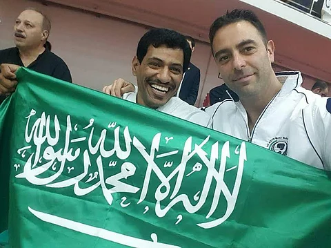 شاهد.. مصاب بشلل نصفي يتخطى كبار لعبة الكاراتيه ويرفع علم السعودية بإسبانيا
