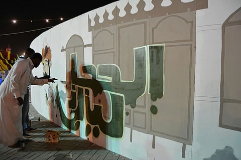 شاهد.. أكل ثعابين ولعبٌ بالنار مع ٣٠٠ ألف زائر بمهرجان ليالي الحجاز بمكة