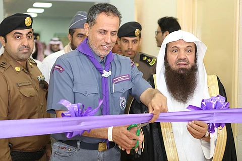 بالصور.. "الفهد" يقلّد 55 كشافاً "نوط الحج" في "الدواسر"