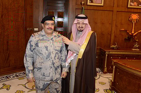 أمير عسير يقلّد "العنزي" و"النفيعي" رتبتيهما الجديدتين