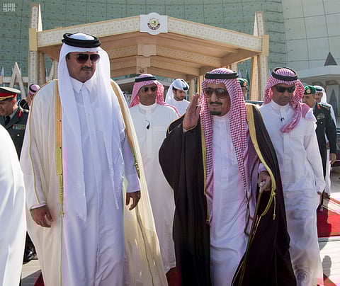 خادم الحرمين يغادر قطر متوجهاً إلى البحرين وتميم بن حمد في وداعه