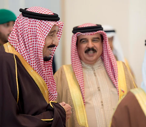 بالصور.. خادم الحرمين يصل البحرين والملك حمد يستقبله بقاعدة الصخير الجوية