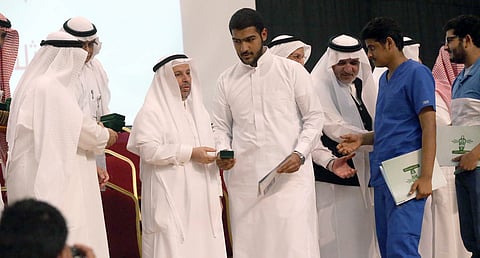 مدير جامعة المؤسس يكرم 126 طالباً متفوقاً