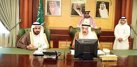 "محمد بن ناصر" يبحث أوضاع المنشآت الصحية بجازان