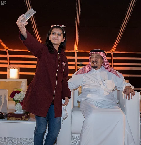 "الحقباني": تكشف لـ"سبق" قصة السيلفي وحديثها مع الملك سلمان بقطر
