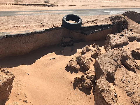 شاهد.. الأمطار تقتلع طريق قرارة – عفيف.. و9 أيام لم تكفِ للبدء في إصلاحه