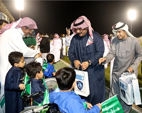 بالصور.. نواف بن سعد ولاعبو الهلال يلتقون بأبناء جمعية الأطفال المعاقين