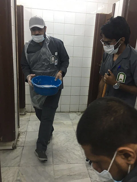 قيادات وموظفون يباشرون صيانة المساجد تزامناً مع اليوم العالمي للتطوع