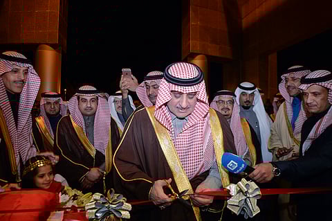 أمير تبوك يفتتح مبنى محافظة حقل الجديد ويلتقي أهالي المنطقة