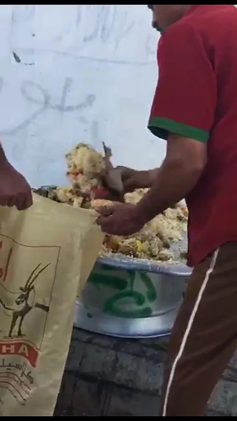 بالفيديو.. مواطن يكشف حيلة عمَّال مطعم شهير يرمون الطعام في "وادي الدواسر"