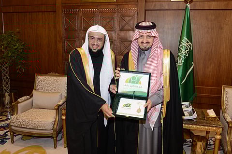أمير عسير يتسلم التقرير السنوي لجمعية البر بأبها