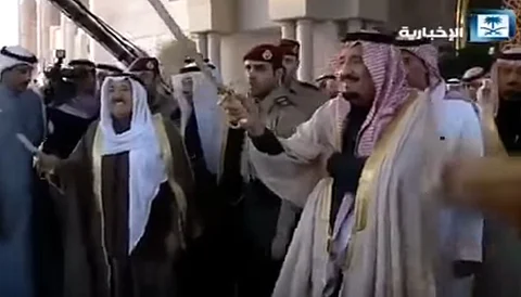 شاهد.. الملك "سلمان" يشارك في "العرضة" بالكويت