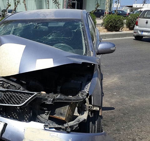 شبان يتلفون مركباتهم انتقاماً من شركات التأجير