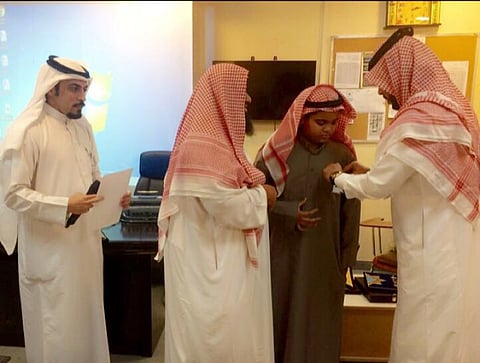 مستشفى وادي الدواسر يمنح عضويتين لكفيفين من ذوي الاحتياجات