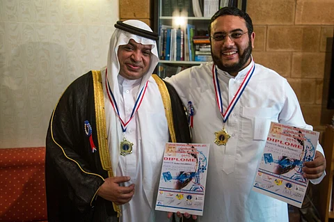 فرنسا تحتفي بمبتكرَيْ "أنابيب جسر المطاف" و"المصحف الذي لا يتمزق"