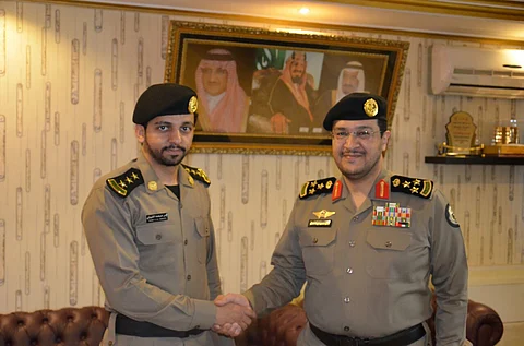 مدير شرطة الطائف يُقلد "الثبيتي" رتبة "نقيب"