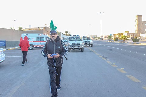شاهد.. "القحطاني" يجوب دول مجلس التعاون مشياً راوياً قصة 4 حجّات على الأقدام