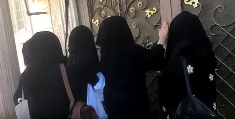 شاهد.. طالبات كلية الليث الجامعية في الشارع والأبواب مغلقة