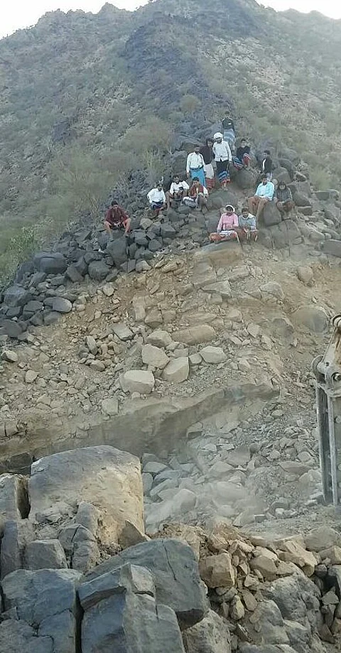 شاهد.. "أهالي كحلا" بعسير يلجؤون للديزل بعد افتقارهم للأسفلت