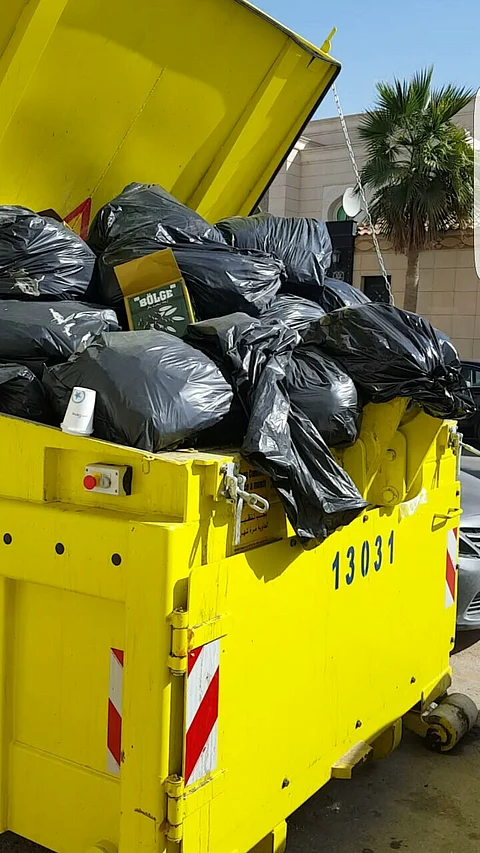 شاهد.. لهذه الأسباب يطالب ساكنو حي حطين بناء سور أمام مجمع بلوفارد