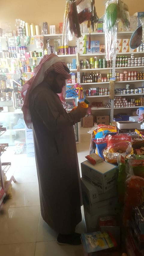 شاهد.. إغلاق محال تجارية بعد حملة تفتيشية لمكتب بلدية تمرة السليل