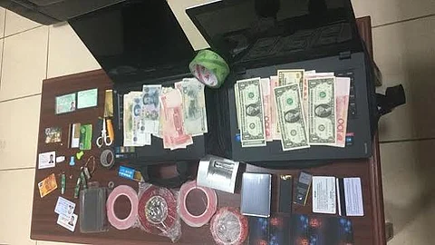 بالصور.. الإطاحة بوافديْن بحوزتهما أجهزة لسرقة عملاء البنوك بالشرقية