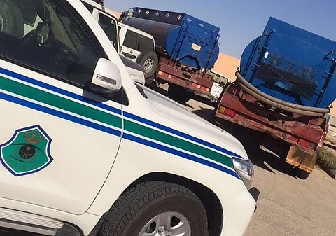 "أمن طرق لينة" يضبط شاحنتين مسروقتين من دولة خليجية مجاورة