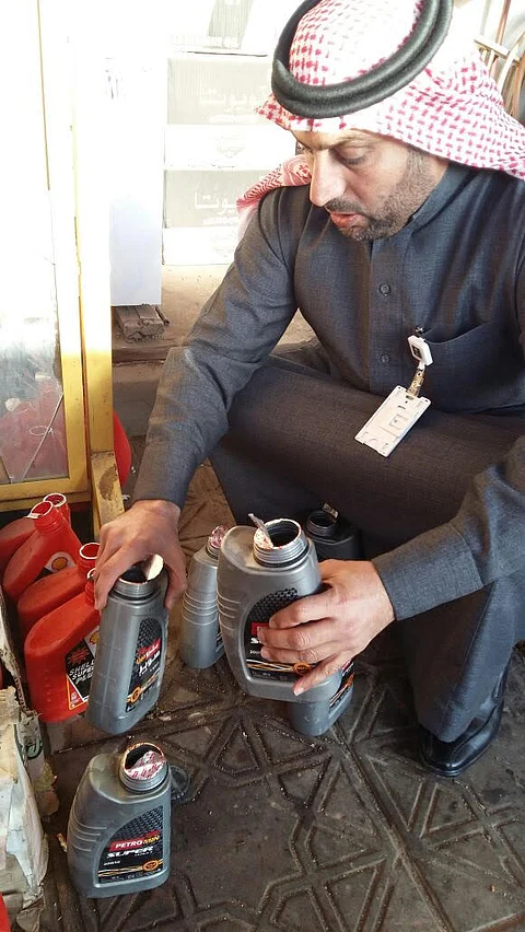 في حفر الباطن.. "التجارة" تغلق مركزًا يغش زيوت السيارات