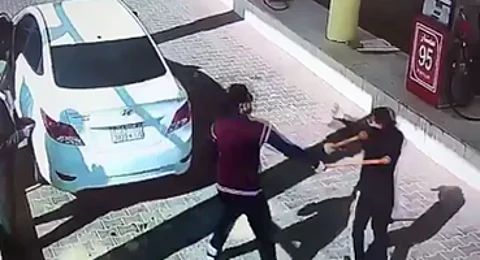 بالفيديو.. شاب يعتدي بالضرب العنيف على عامل محطة وقود
