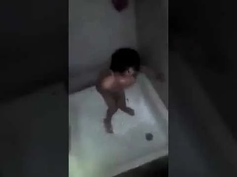 بالفيديو.. أحد شبيحة النظام السوري يعذب طفلاً
