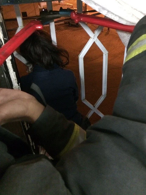 شاهد .. احتجاز طفلة بنافذة منزل.. و"مدني العلا" يحرِّرها
