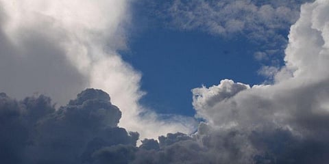 "الأرصاد": سماء المملكة غائمة .. وعوالق ترابية في هذه المناطق