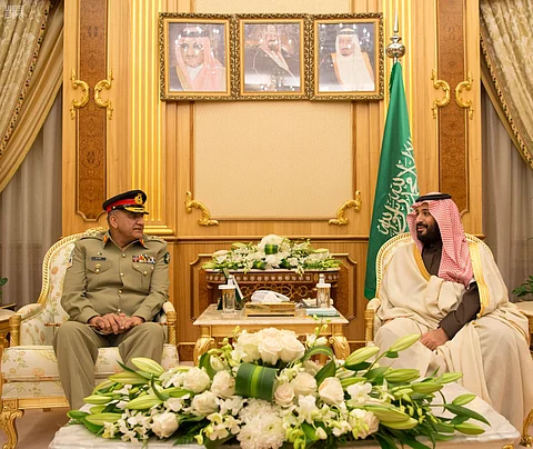 ولي ولي العهد يبحث سبل التعاون العسكري مع قائد الجيش الباكستاني