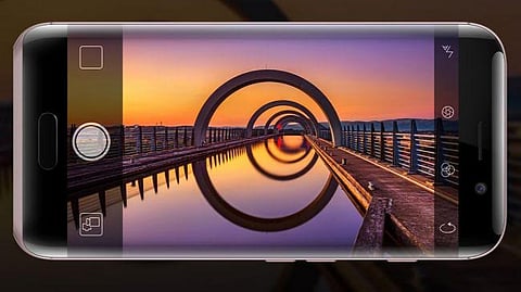 "هواوي" تقتبس تصميم "آيفون 8" المرتقب