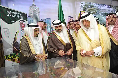 "الفيصل" يتفقد مشاريع بقيمة 3.4 مليار ريال بمحافظتي بحرة والجموم