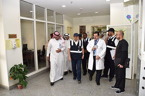 "المؤنس" يتابع الخدمات الصحية وحالات مرضى الكلى في "ظلم"