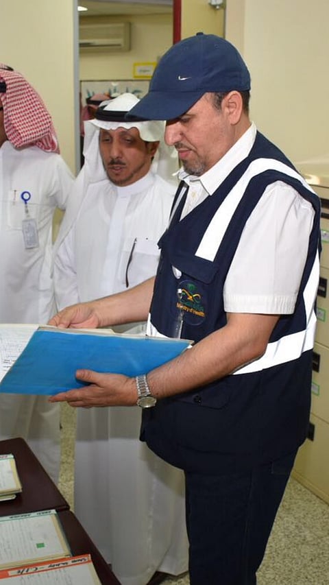 "المؤنس" يصدر قرارات عقابية بعد جولة في "صحي النصائف"