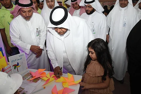 "الثقفي" يتفقد جناح "تعليم جدة" بمعرض الكتاب