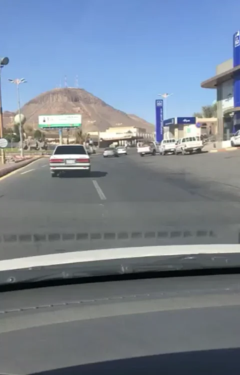 "بلدية ظهران الجنوب" تُغرّم "ناقل الشاورما" بطريقة غير صحية