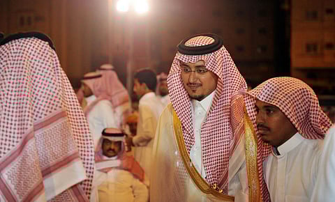 فيصل بن محمد يقدم العزاء لأسرة اللواء الحربي